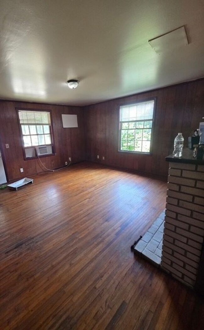Building Photo - 616 Martin St