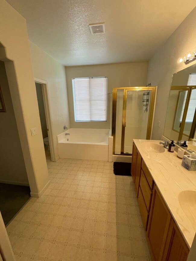 Building Photo - 6080 Ingleston Dr #1014