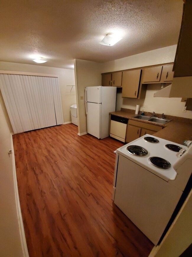 Building Photo - 1606/1608 Cloverdale