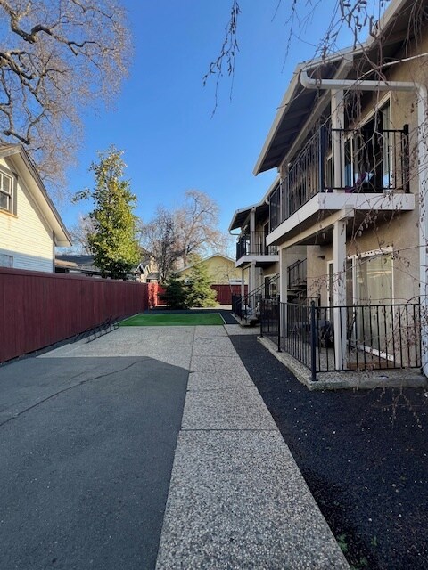 Building Photo - 815 Hazel St