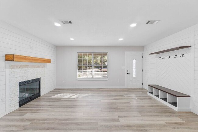 Building Photo - 4744 Young Rd