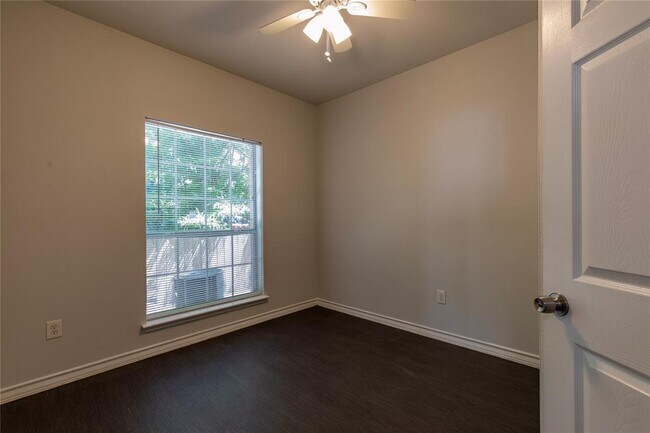 Building Photo - 2204 San Gabriel St