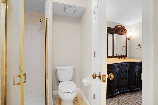 Building Photo - Spacious 2-Bedroom, 2-Bath Condominium in ...