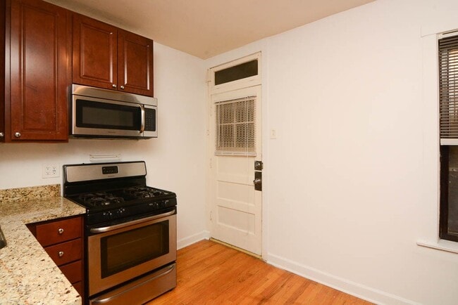 Building Photo - 2242 W Ainslie St