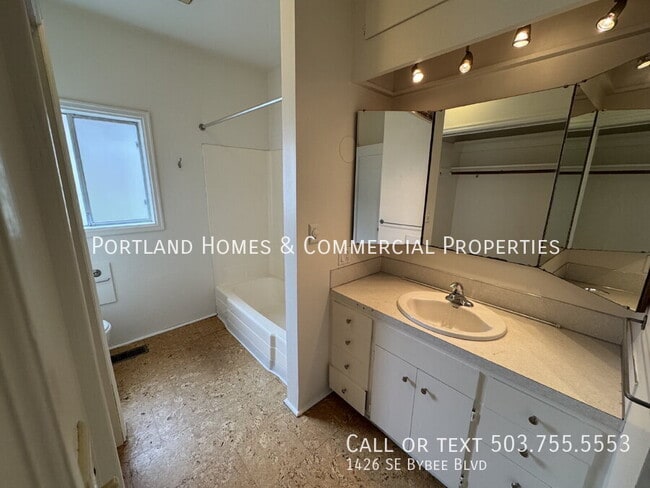 Building Photo - 1426 SE Bybee Blvd