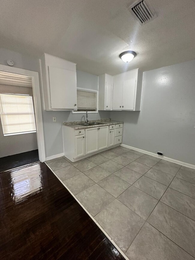 Building Photo - Fully Renovated 4 /1 Single Family House A...