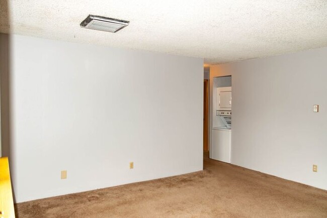 Building Photo - 2 bedroom unit only 5 minutes from downtow...