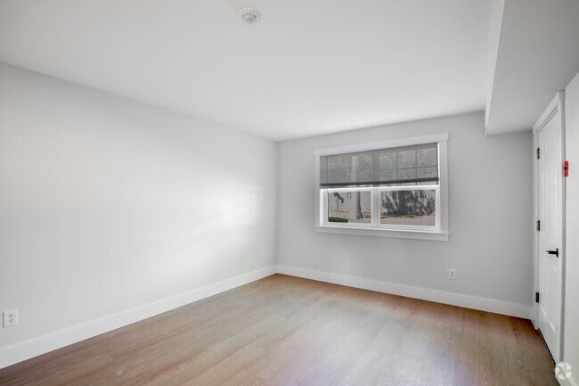 1 BR, 1 BA - 830 SF - Woodhull Gardens - Bedroom - Woodhull Gardens