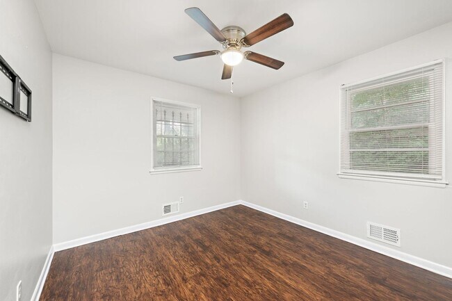 Building Photo - Beautifully Updated 1/2 Duplex in Prime Kansas City Location!