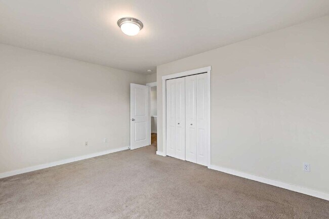 Building Photo - Enjoy this immaculate home in a park-like setting showcasing the beauty of the Issaquah Highland ...