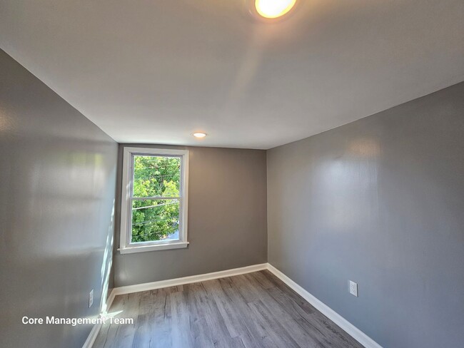 Building Photo - Fully Renovated 4 bedroom 1 bath home in B...