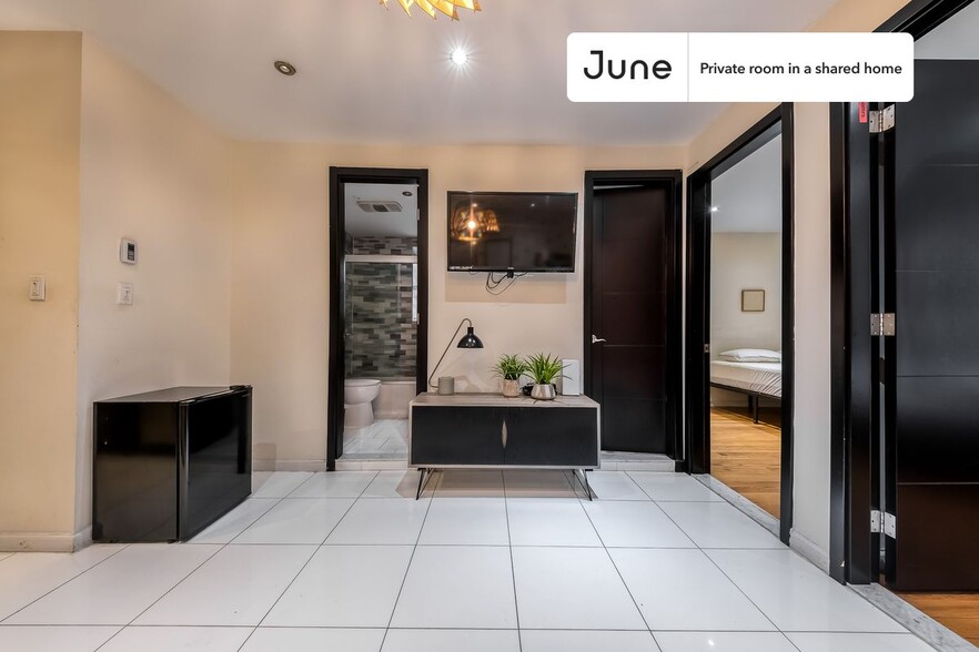 Building Photo - Private bedroom in 4 bed/2 bath Home