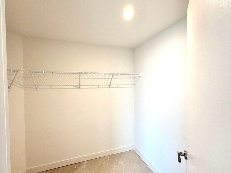 Building Photo - 1910 NW 1st Pl