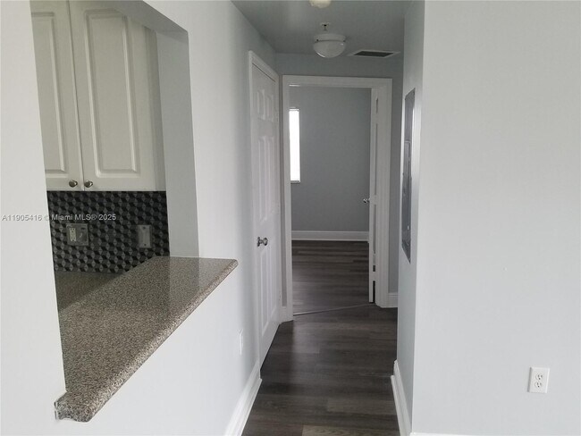 Building Photo - 134 SW 7th Ave