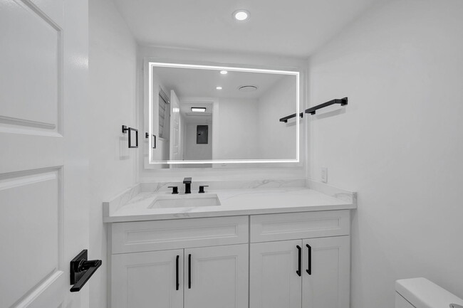 Building Photo - 3050 N Palm Aire Dr