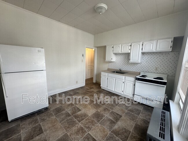 Building Photo - 825 Church St