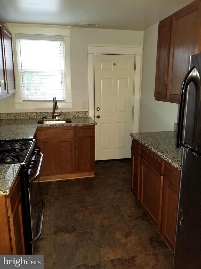 Building Photo - 3203 Mary Ave