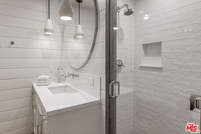 Building Photo - 1605 Cabrillo Ave