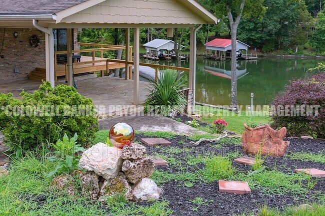 Building Photo - 165 Lakeshore Ct