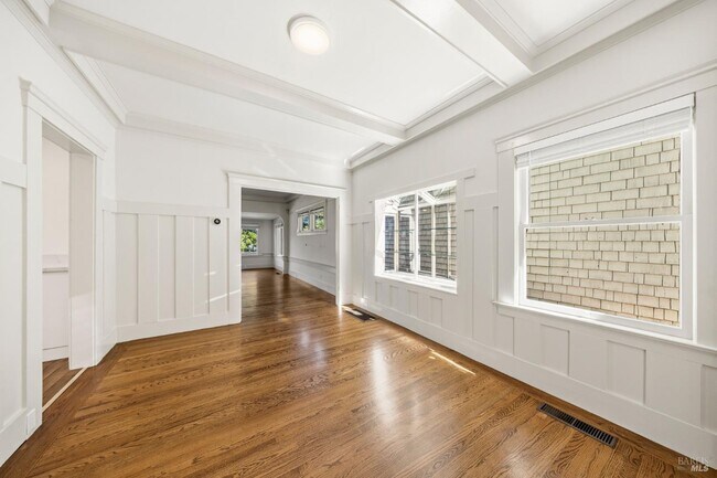 Building Photo - 31 Acacia Ave