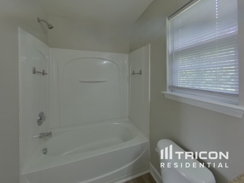 Building Photo - 4156 Broadstairs Dr SW