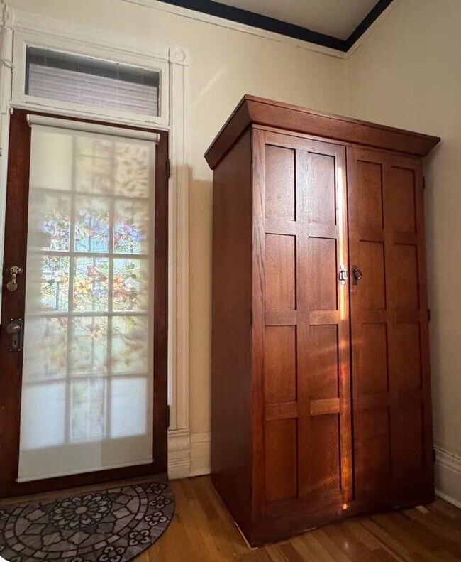 Building Photo - Historic Home 2 Bedroom +office 2 Baths, and Off street Parking