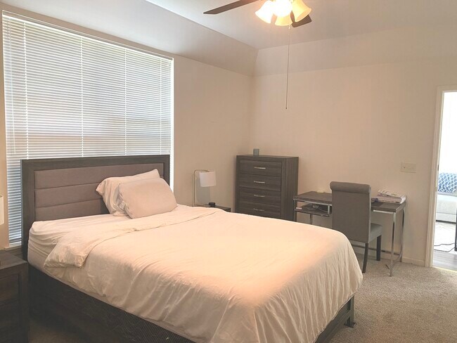 Building Photo - 10S401 Carrington Cir