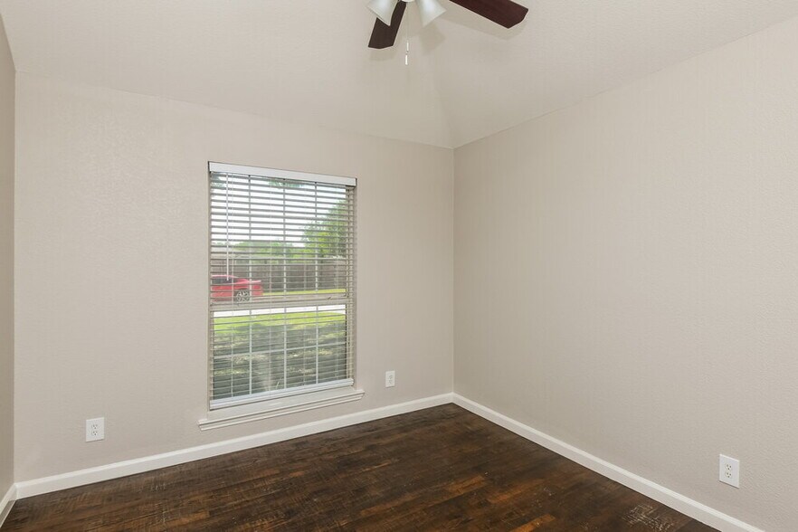 Building Photo - 5900 Ravenya St