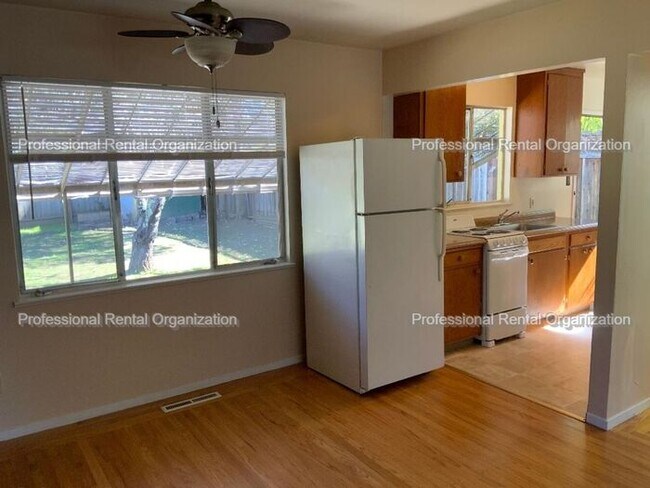Building Photo - Old world charm One Bedroom house with huge backyard