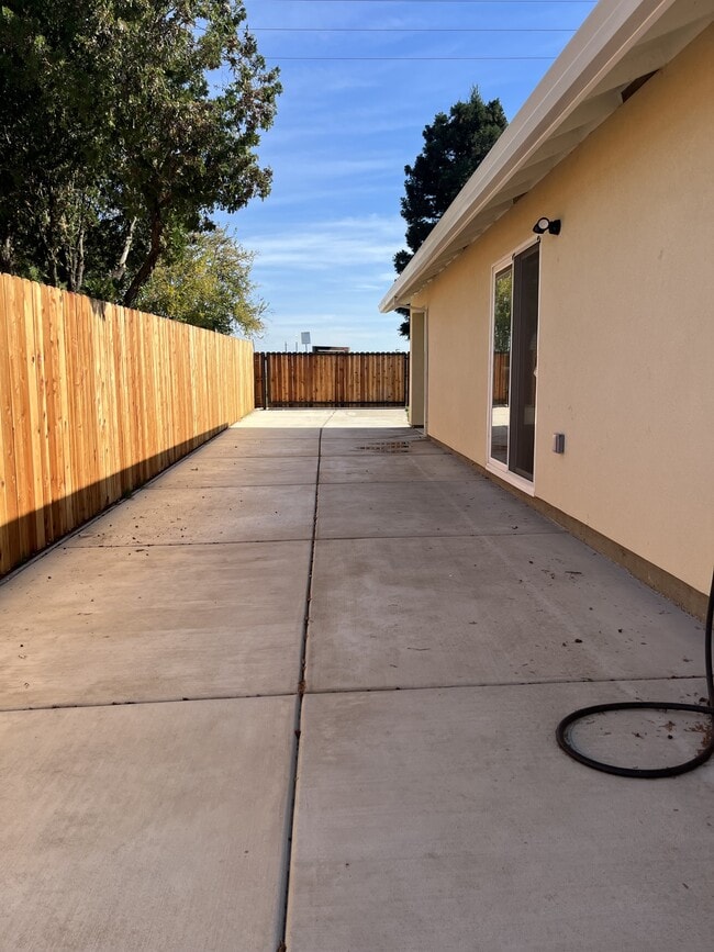 Building Photo - 5104 Chestnut Rd