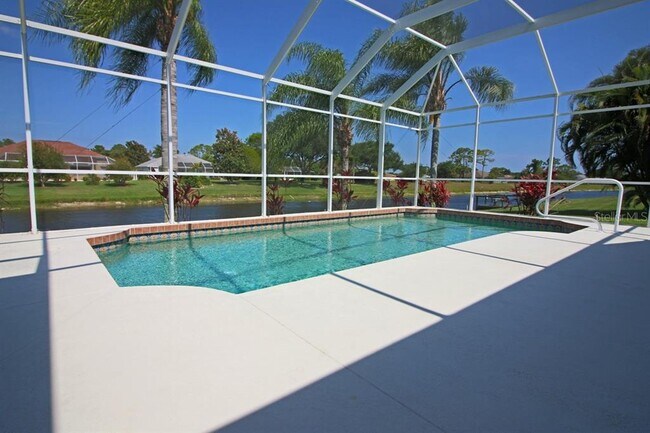 Building Photo - 811 Rotonda Cir