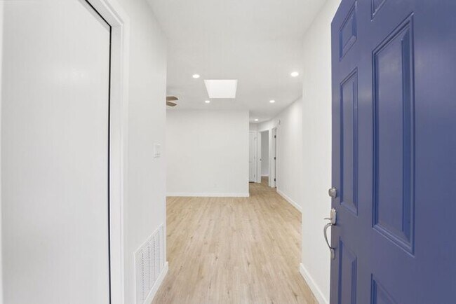 Building Photo - Stunning Remodeled 3BR Duplex in Oviedo with Modern Upgrades