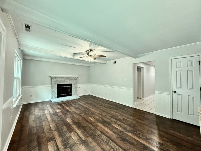 Building Photo - Ready NOW! A 4/2.5 in Glenwood! A Pet Frie...