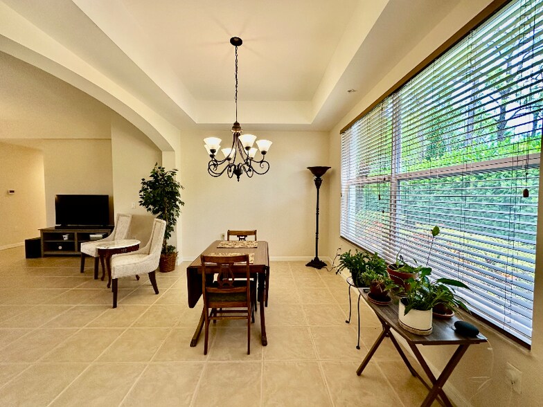 Building Photo - 1305 Mariposa Cir