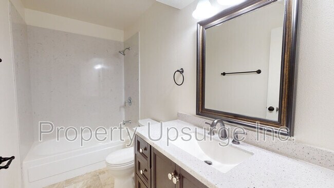 Building Photo - Lakeside