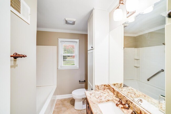 Building Photo - 5600 Riviere Dr