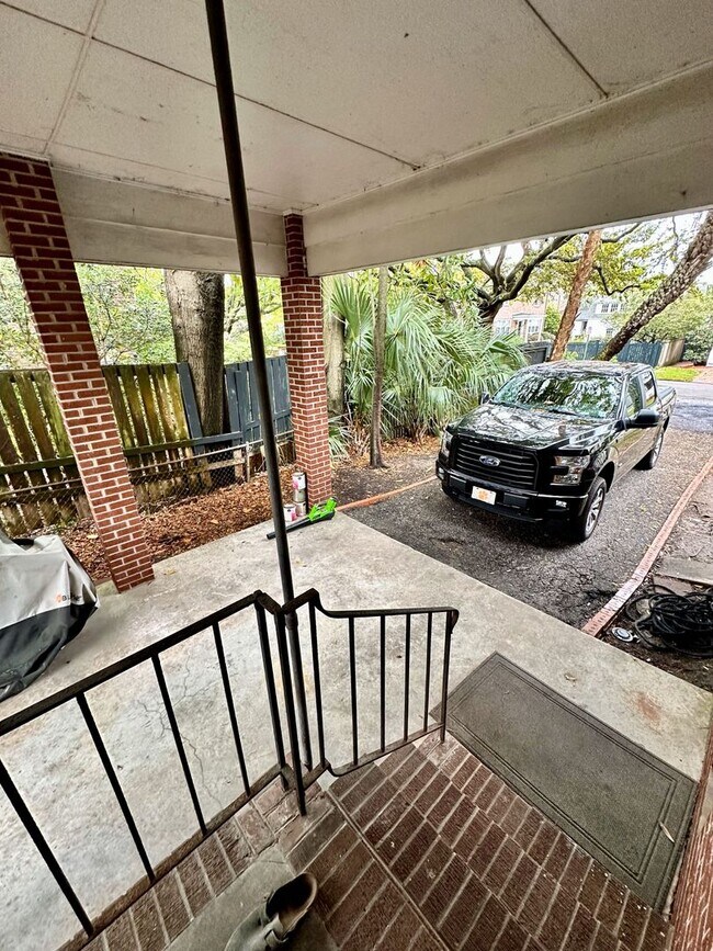 Building Photo - 2 Bedroom | 1 Bathroom Home – Downtown Cha...