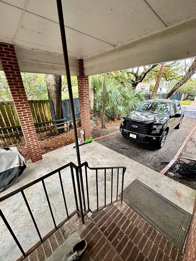 Building Photo - 2 Bedroom | 1 Bathroom Home – Downtown Charleston - Available January 1!