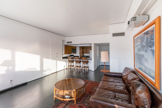 Building Photo - 7135 Hollywood Blvd