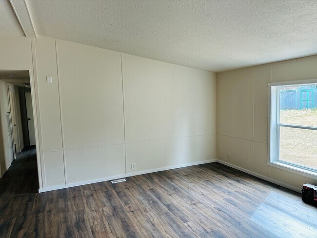 Building Photo - Newly Remodeled Acreage Property