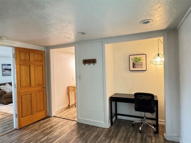 Building Photo - 879 Christmas Rd