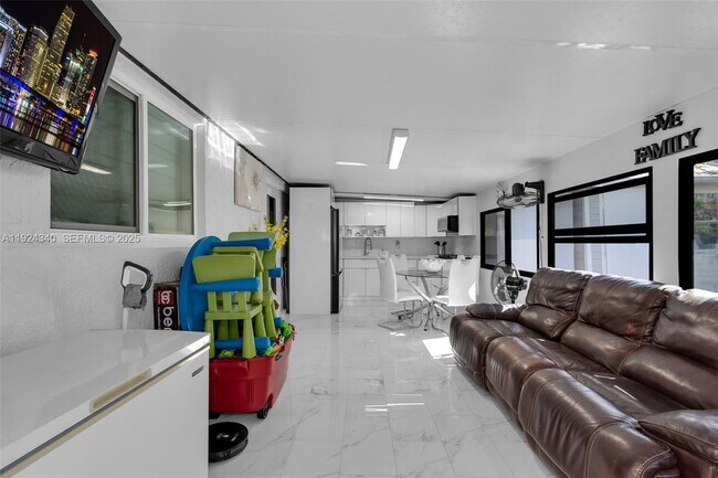 Building Photo - 2140 W 53rd St