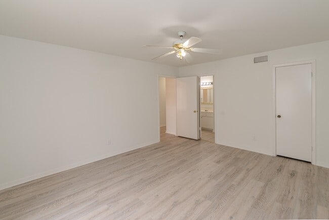 Building Photo - 5975 Townhouse Ln