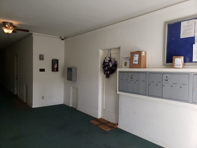 Building Photo - 723 E 3rd St