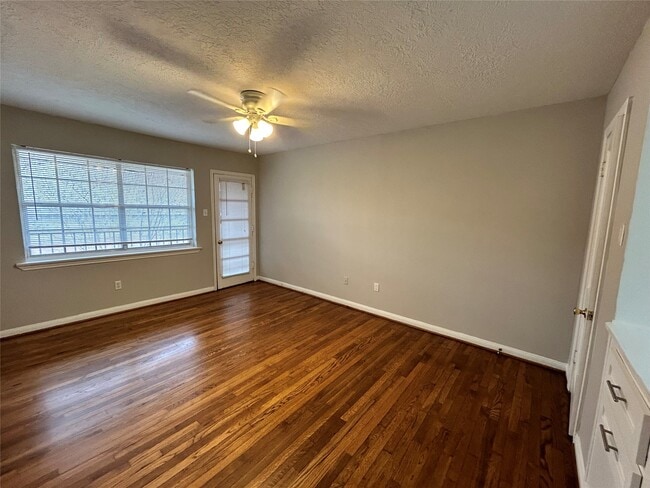 Building Photo - 1820 Binz St