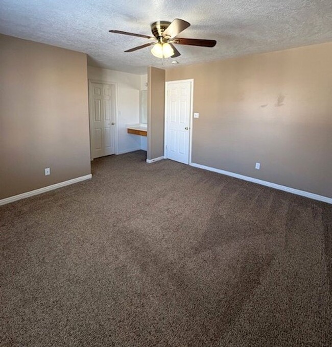 Building Photo - 3 Bedroom Townhome in South Jordan!