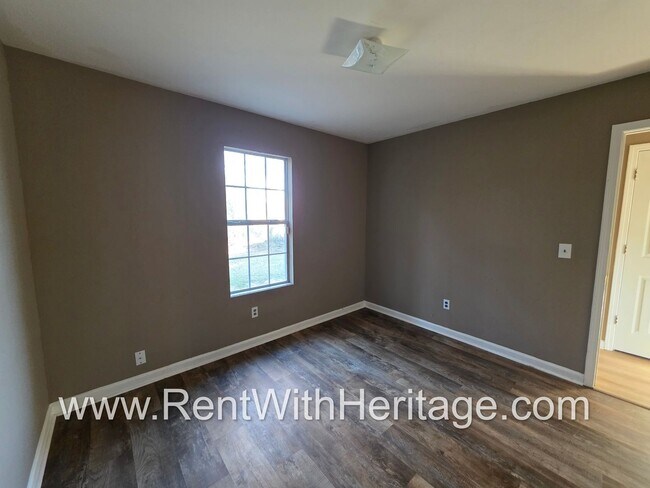 Building Photo - Awesome 3 bd/ 2 bath home / Ranch Home / No Steps / Upgrades Galore / Great Location