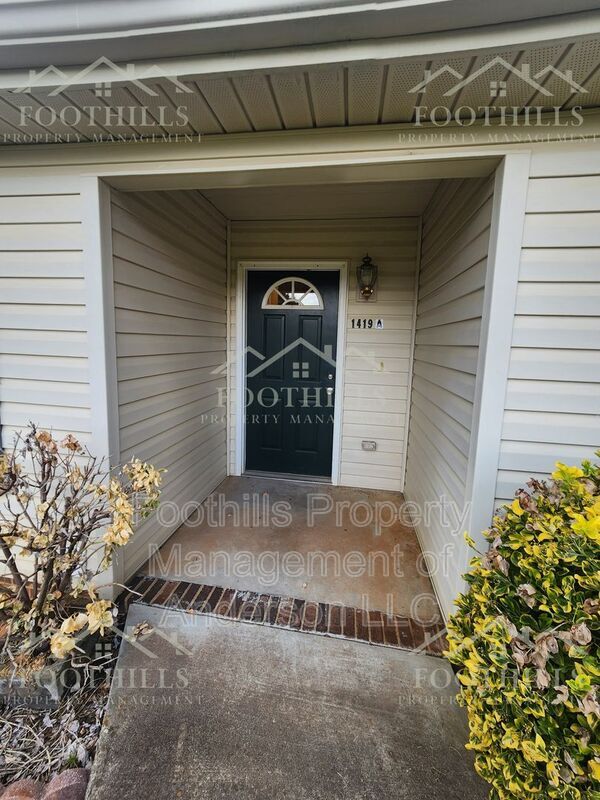 Building Photo - 1419 Oak Hill Dr