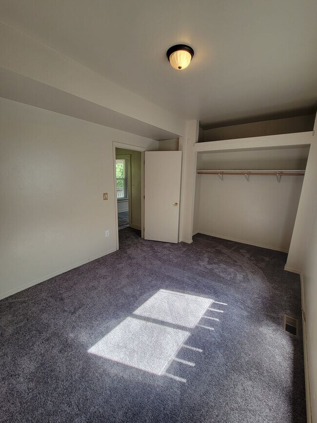 Building Photo - 1290 Retsil Rd E