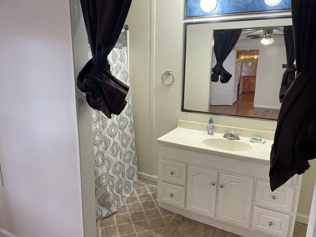 Building Photo - LJE #09